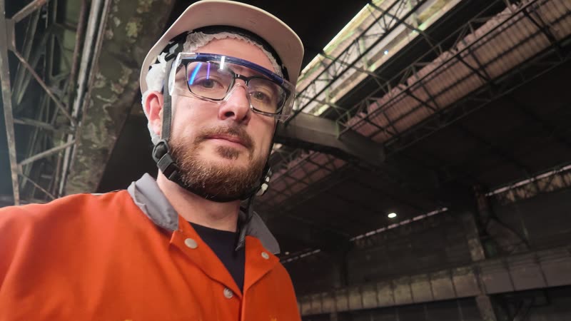 Matthieu Poulain sur un site industriel, casque et lunettes